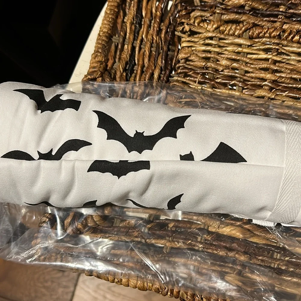 Williams Sonoma Black Bat 🦇 Design Table Runner BNWT